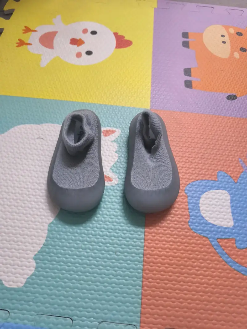 Zapatillas de bebé antideslizantes grises