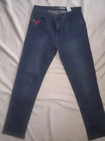 Jeans pitillo Newport azul con bordado - miniatura 1