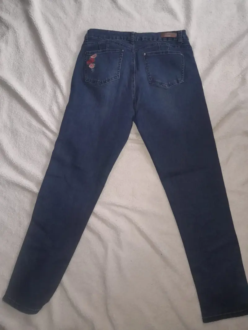Jeans pitillo Newport azul con bordado - 3