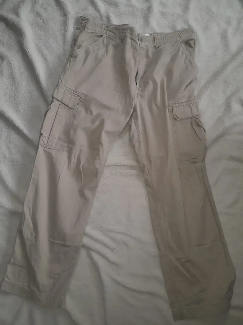 Pantalones cargo beige para hombre - 1