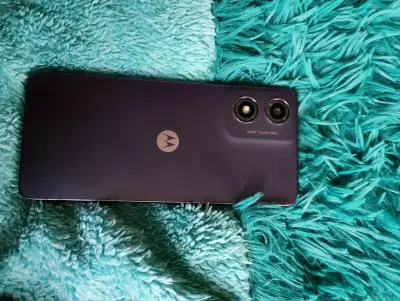 Smartphone Motorola con pantalla grande y cámara dual - miniatura 2