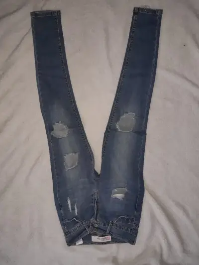 Jeans ajustados desgastados para mujer - miniatura 1