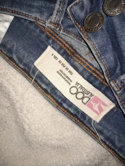 Jeans ajustados desgastados para mujer - miniatura 2