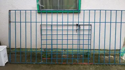 Reja de metal azul para ventana - miniatura 1