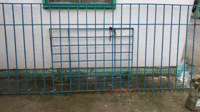 Reja de metal azul para ventana - miniatura 2