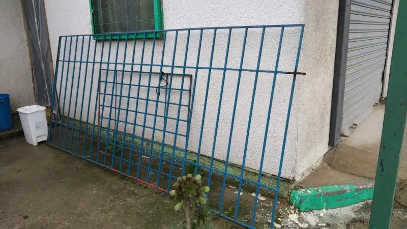 Reja de metal azul para ventana - 3