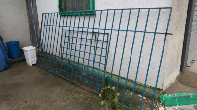 Reja de metal azul para ventana - miniatura 4