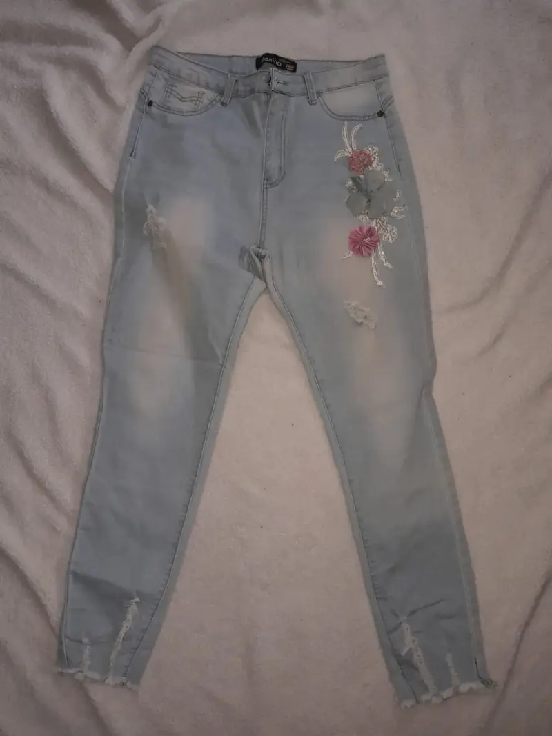 Jeans de Mujer con Bordado Floral Lenina