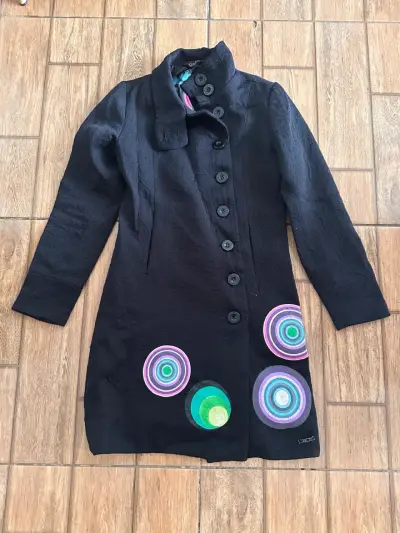 Abrigo negro con diseño circular Desigual - miniatura 1
