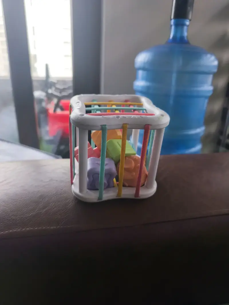 Juguete de estimulación para bebés con colores