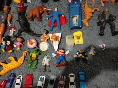 Lote de figuras de acción y juguetes variados - miniatura 1