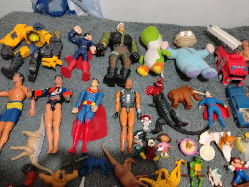 Lote de figuras de acción y juguetes variados - 2