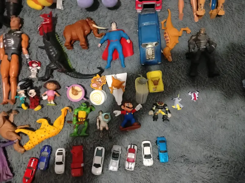 Lote de figuras de acción y juguetes variados - 5