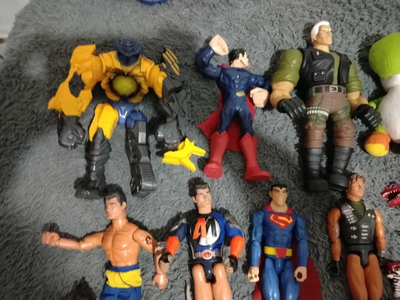 Lote de figuras de acción y juguetes variados - 6