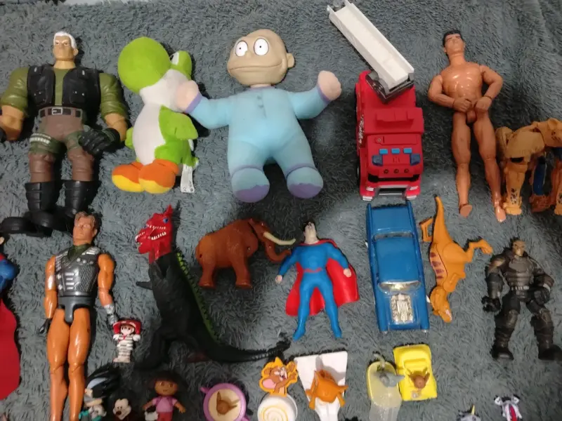 Lote de figuras de acción y juguetes variados - 7