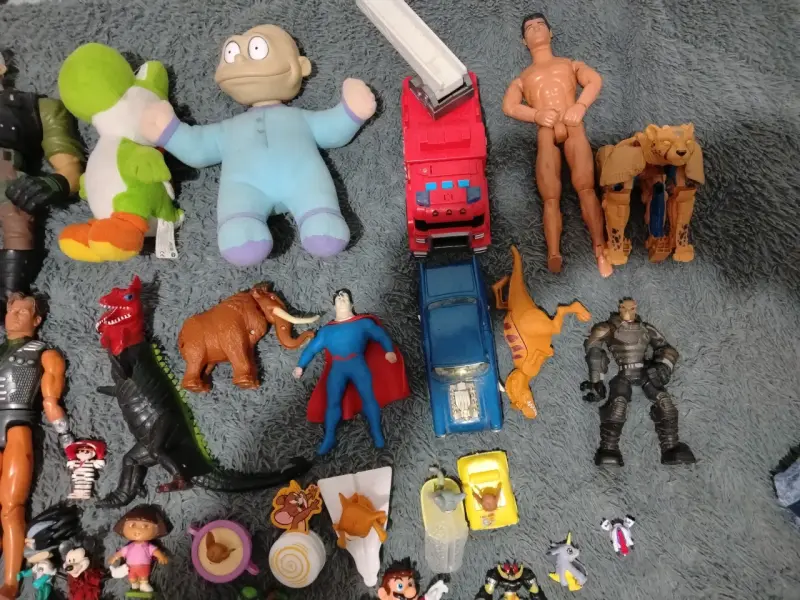 Lote de figuras de acción y juguetes variados - 8
