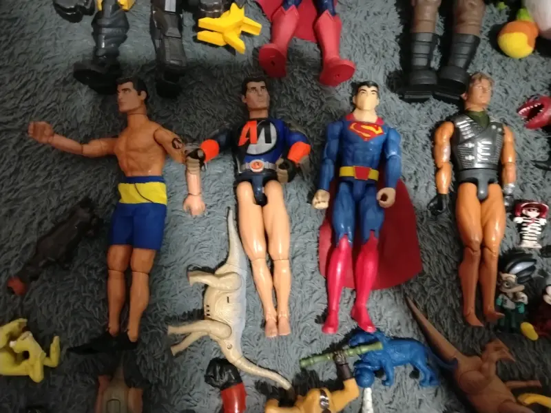 Lote de figuras de acción y juguetes variados - 11