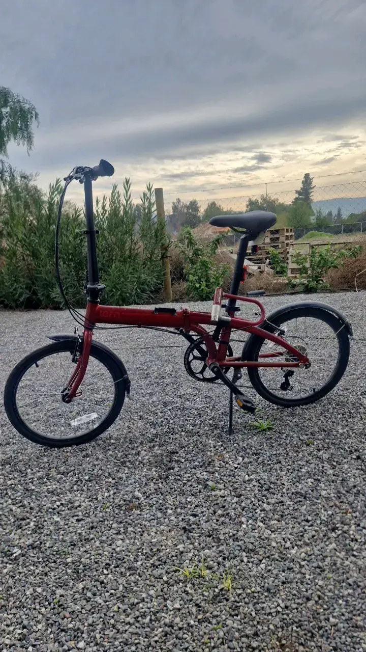 Bicicleta plegable roja en buen estado