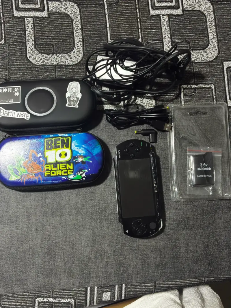 Consola portátil Sony PSP con accesorios - 2