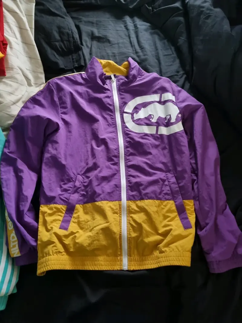 Chaqueta cortaviento unisex morada y amarilla