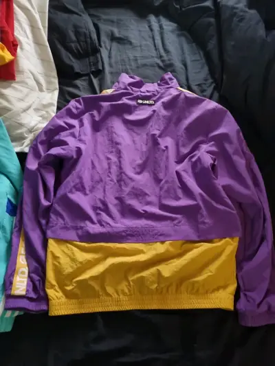 Chaqueta cortaviento unisex morada y amarilla - miniatura 2