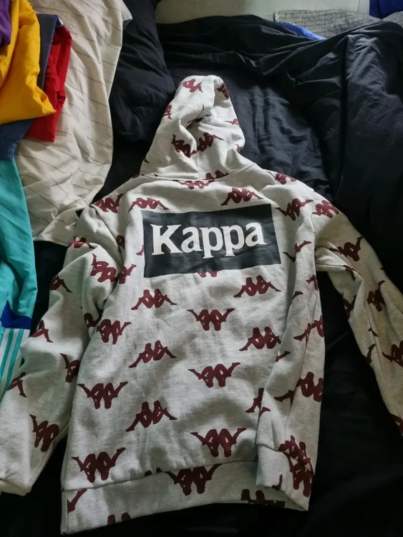 Polerón con capucha Kappa gris estampado - 2