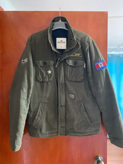 Chaqueta militar verde Hollister con parches - miniatura 1