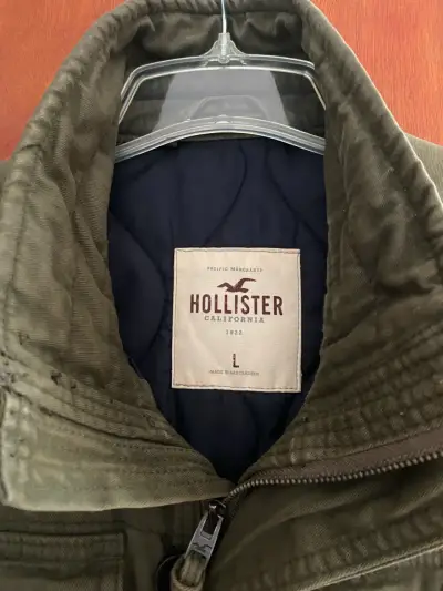 Chaqueta militar verde Hollister con parches - miniatura 4