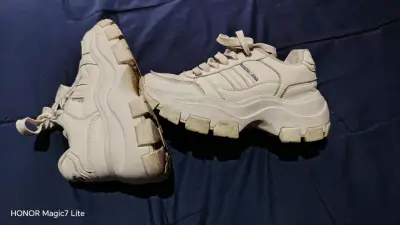Zapatillas deportivas blancas con plataforma - miniatura 2