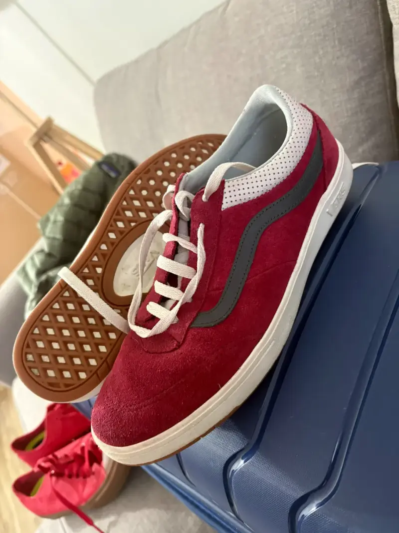 Zapatillas deportivas rojas con detalles blancos y grises