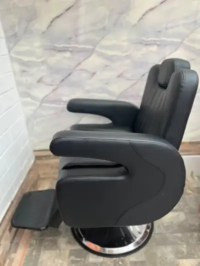 Sillón de Barbero Reclinable Negro con Reposapiés - miniatura 2