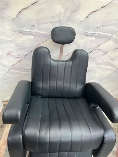 Sillón de Barbero Reclinable Negro con Reposapiés - miniatura 3