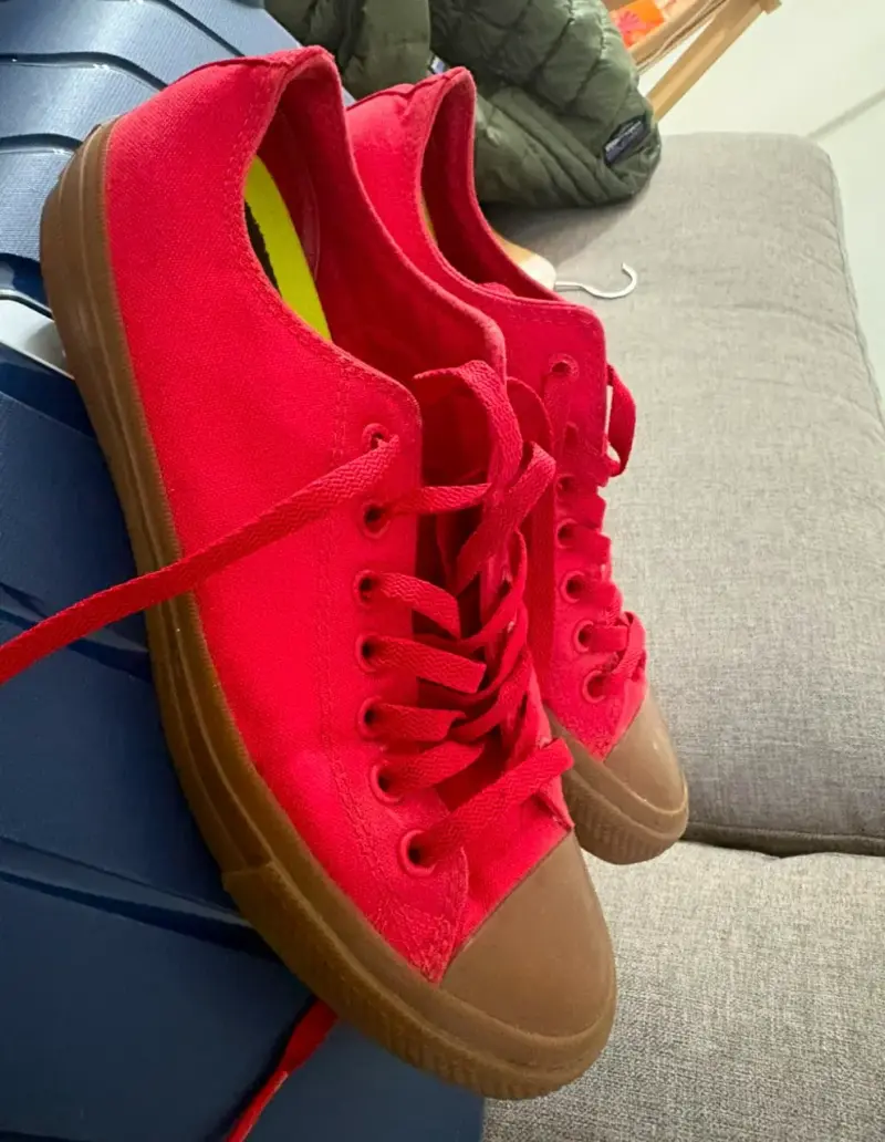 Zapatillas rojas de lona con suela de goma