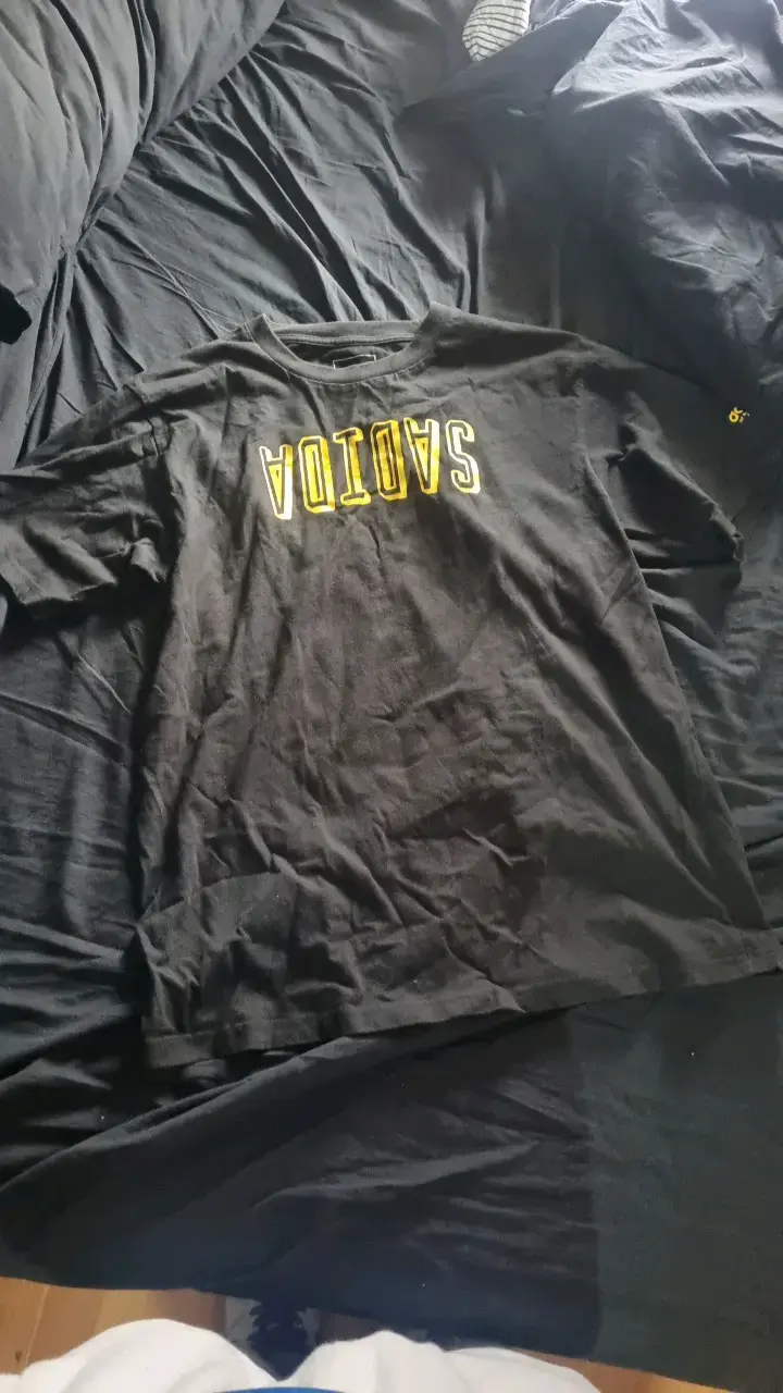 Polera adidas negra con diseño gráfico amarillo