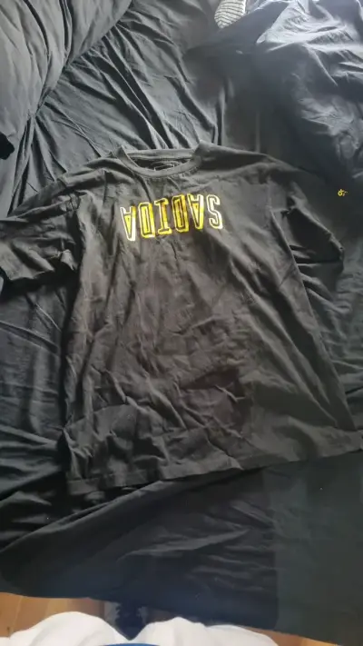 Polera adidas negra con diseño gráfico amarillo - miniatura 1