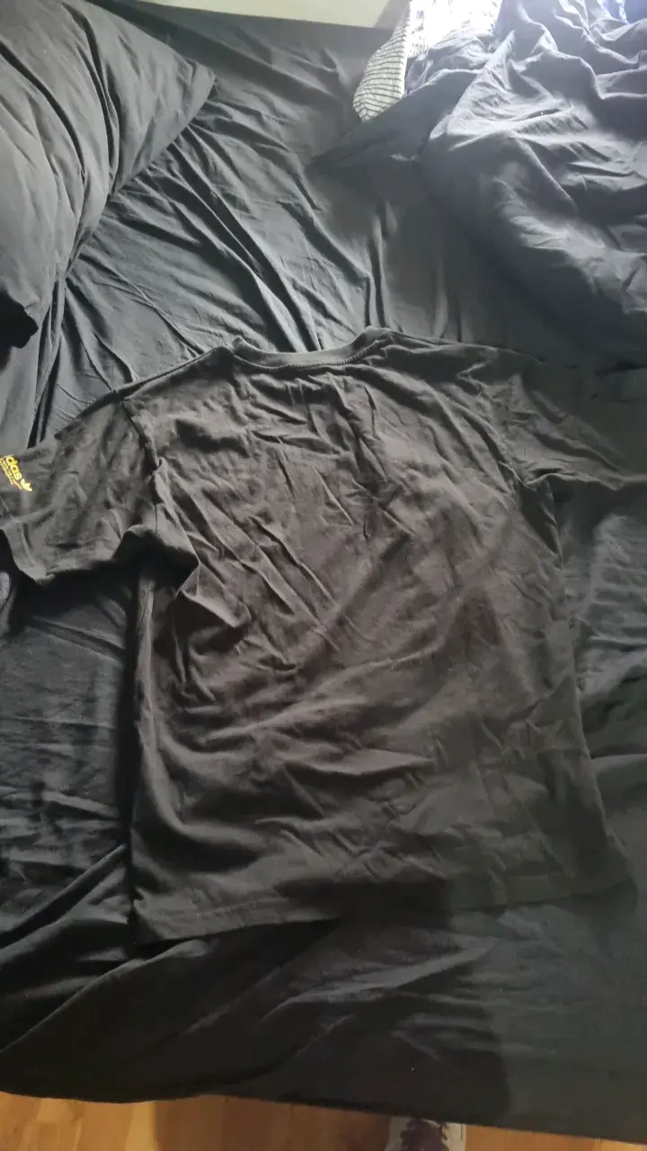 Polera adidas negra con diseño gráfico amarillo - 2