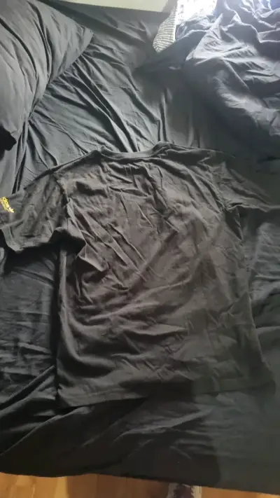 Polera adidas negra con diseño gráfico amarillo - miniatura 2