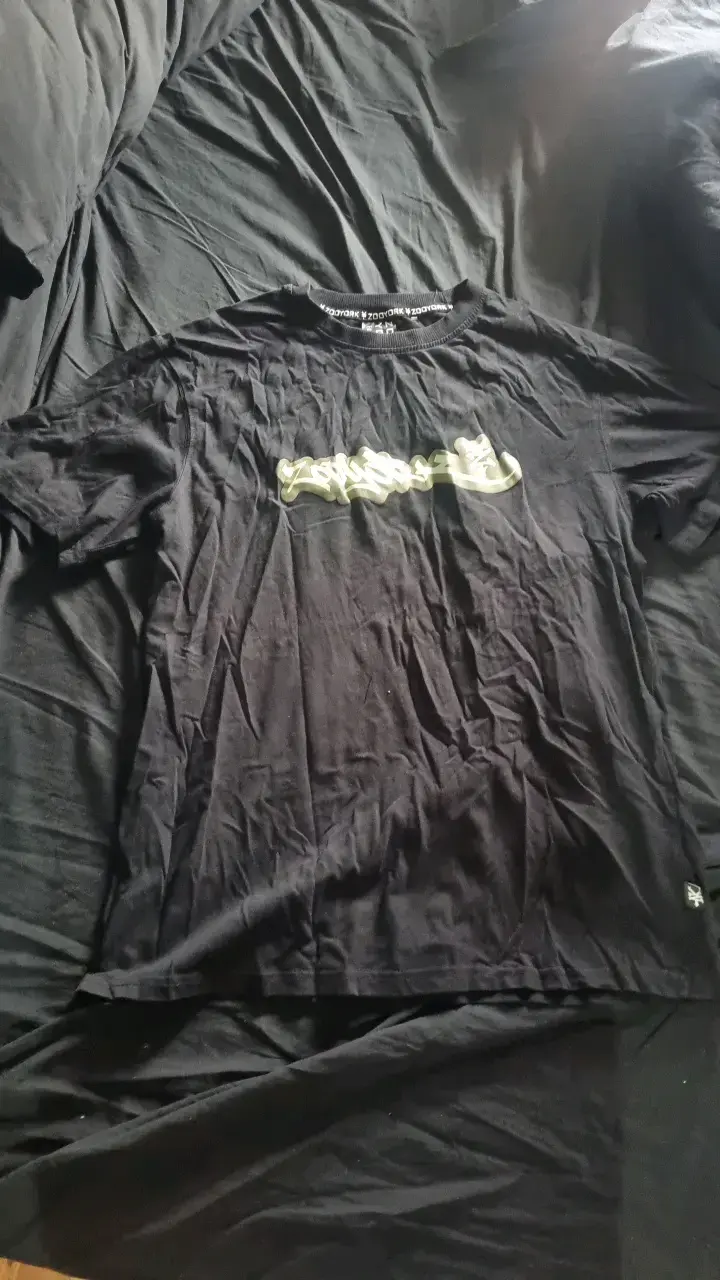Polera negra con diseño gráfico ZOOYORK - 1