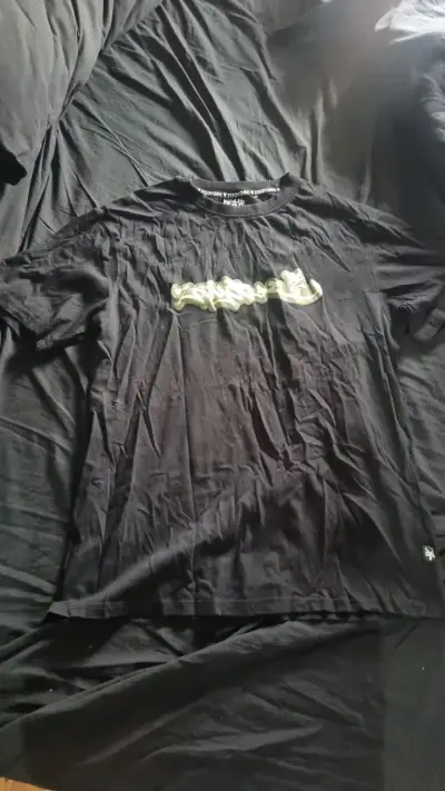 Polera negra con diseño gráfico ZOOYORK - miniatura 1
