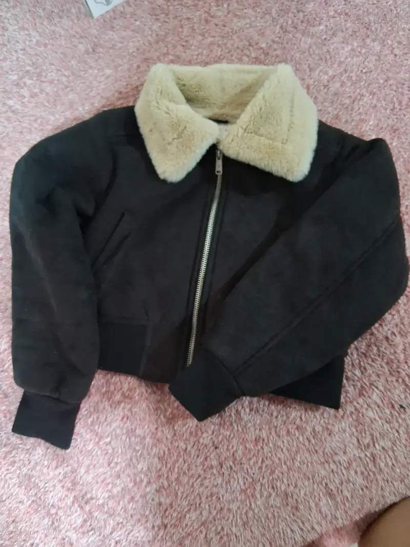 Chaqueta negra con cuello de piel sintética