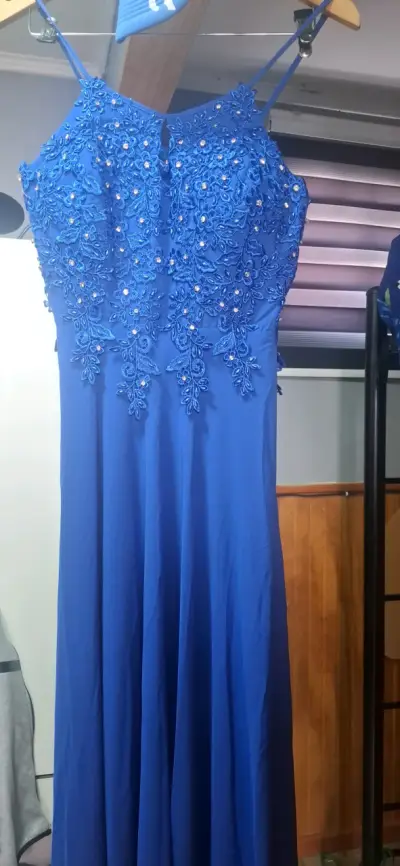 Vestido de fiesta azul con encaje y pedrería - miniatura 1