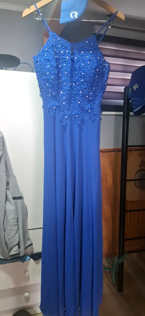 Vestido de fiesta azul con encaje y pedrería - 2