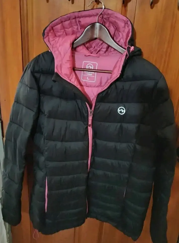 Chaqueta acolchada negra con capucha talla L