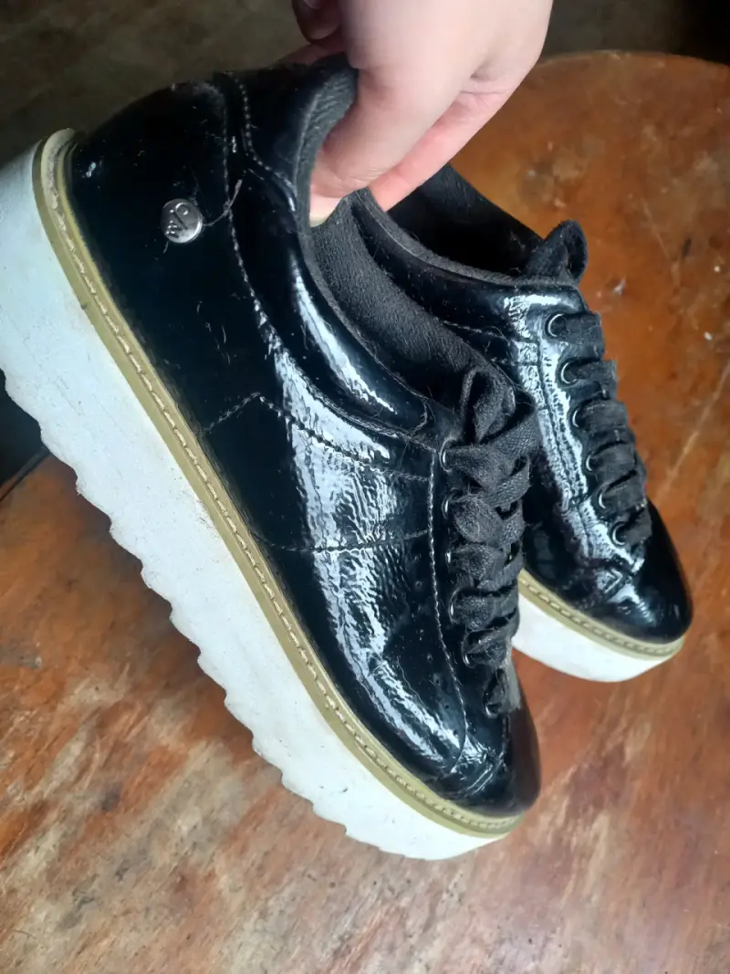 Zapatillas negras de charol con plataforma c/moran