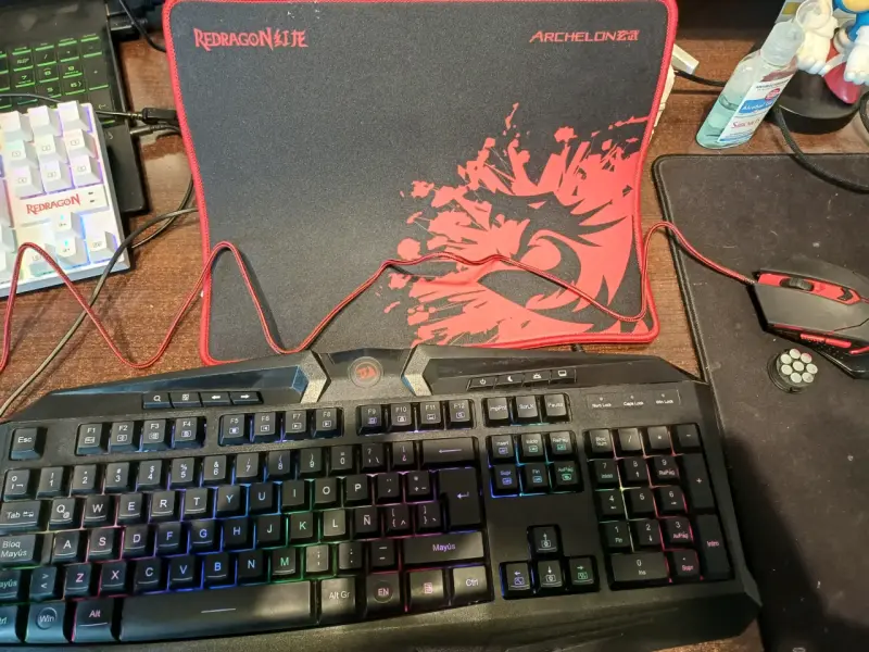 Kit de teclado y mouse gamer Redragon con pad - 1