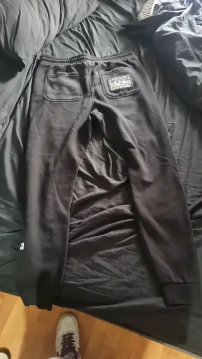 Conjunto de sudadera y pantalón South Park negro - miniatura 4
