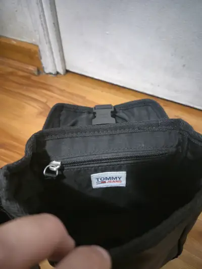 Bandolera negra Tommy Jeans con cierre ajustable - miniatura 1
