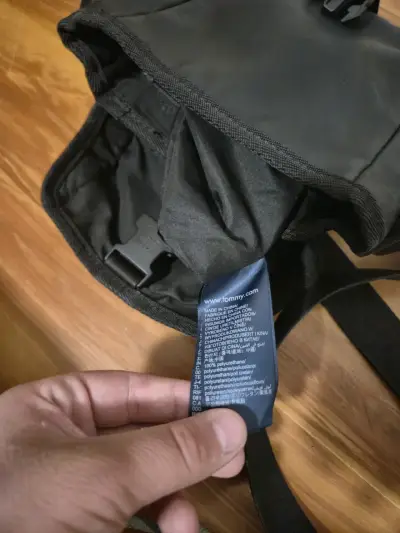 Bandolera negra Tommy Jeans con cierre ajustable - miniatura 2