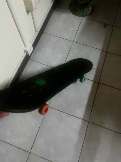 Skateboard con diseño gráfico colorido - miniatura 1
