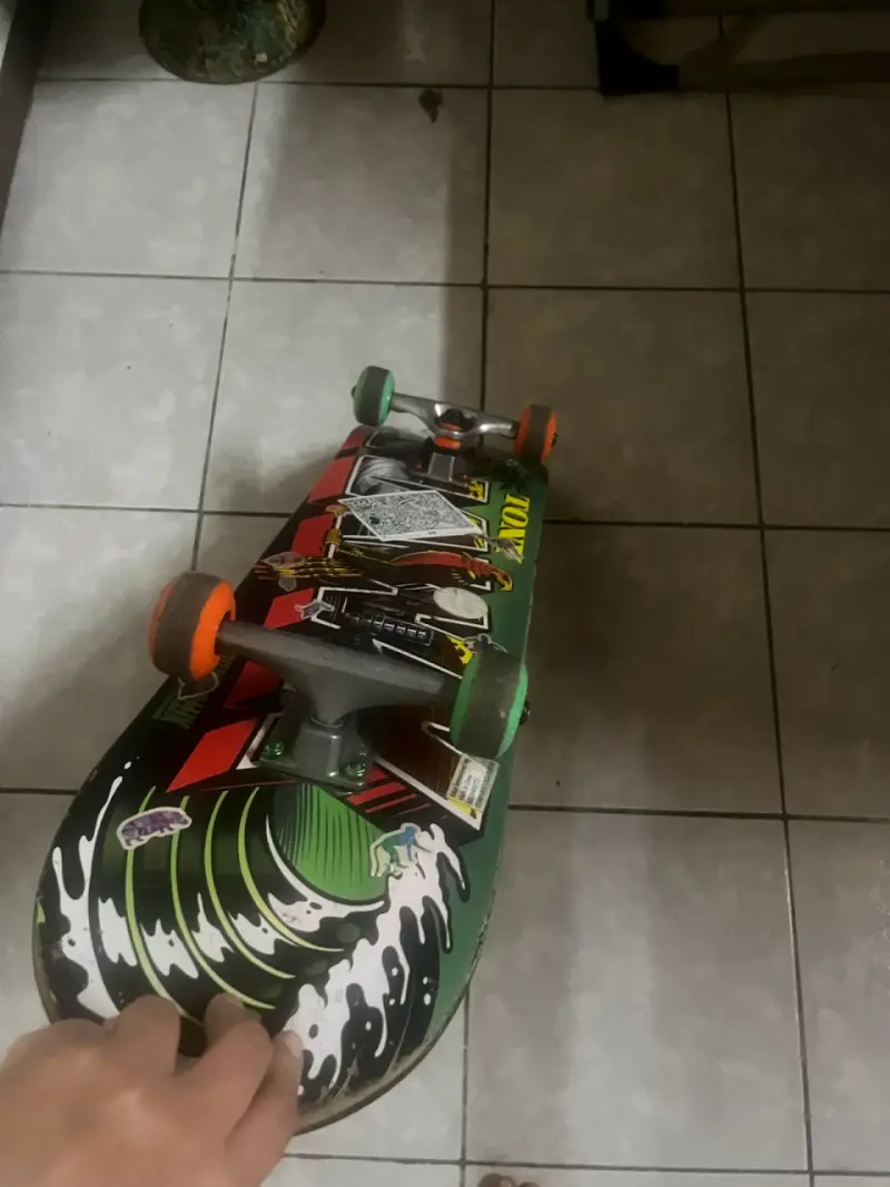 Skateboard con diseño gráfico colorido - 2